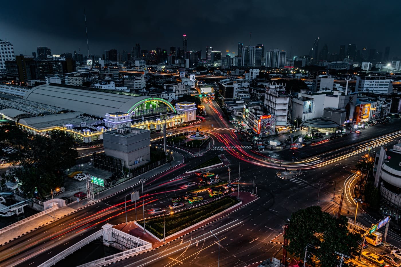 L’attribut alt de cette image est vide, son nom de fichier est city-bangkok-night-city-scape-tour.jpg.