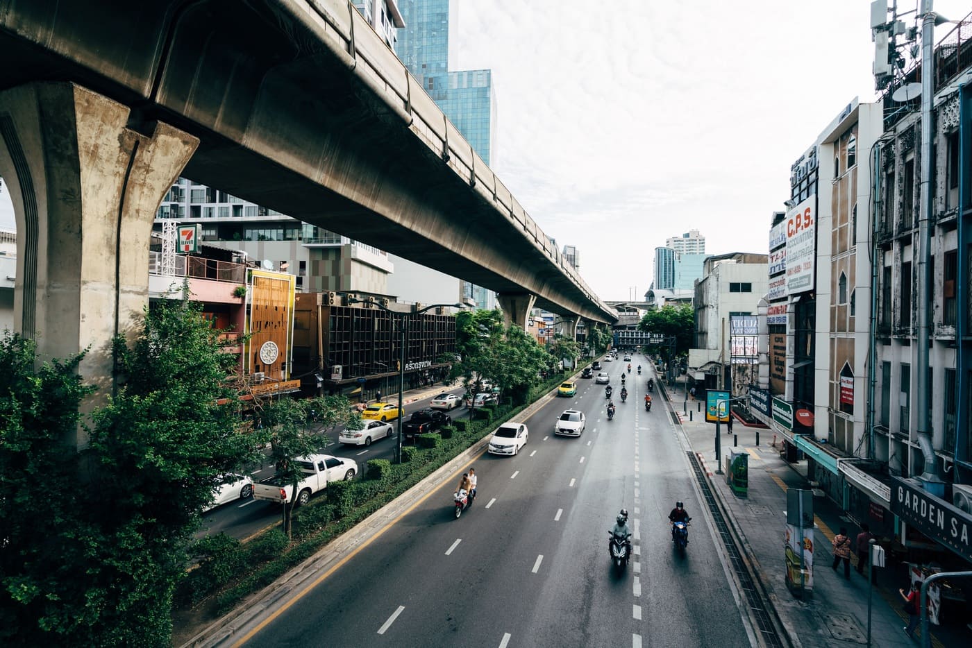 L’attribut alt de cette image est vide, son nom de fichier est road-asia-thailand-bangkok.jpg.